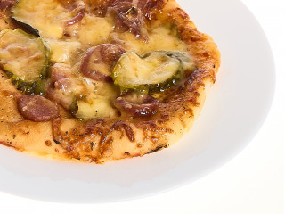 Пицца с охотничьими колбасками